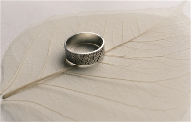 金属指环上刺绣 手工打造的超美戒指图片