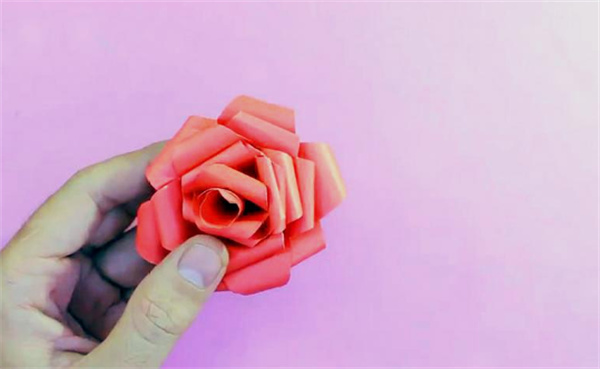 怎么做纸玫瑰花的方法 彩纸手工制作玫瑰花