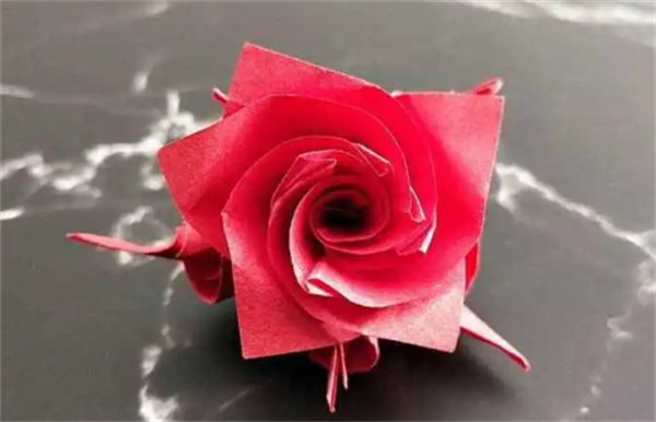 怎么做纸玫瑰花的方法 彩纸手工制作玫瑰花