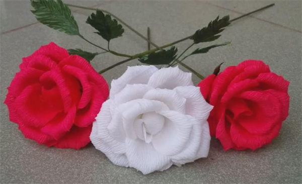 怎么做情人节红玫瑰花 皱纹纸手工制作红玫瑰
