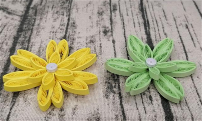 怎么简单做可爱小花 衍纸方式制作手揉纸花朵
