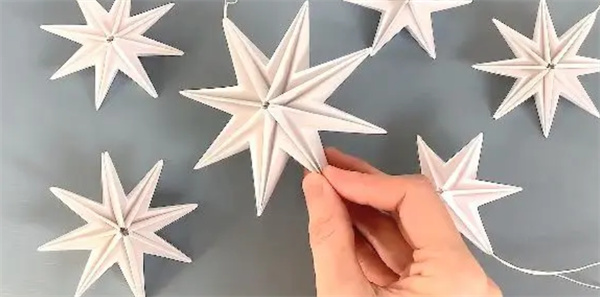 怎么做绕线星星挂饰 硬纸板制作挂饰的方法