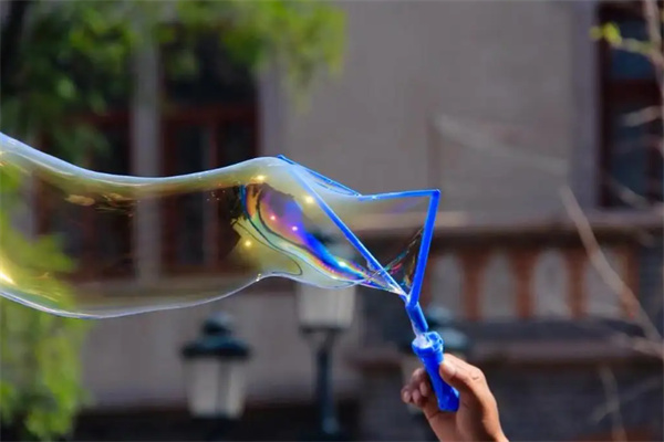 怎么做彩虹泡泡蛇的方法 创意吹泡泡的玩法