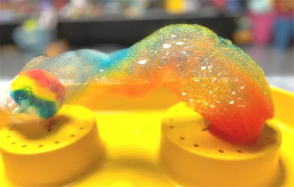 怎么做彩虹泡泡蛇的方法 创意吹泡泡的玩法