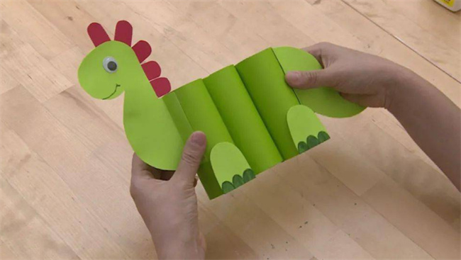 怎么用卫生纸纸卷做恐龙 卷纸芯制作恐龙方法