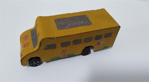 怎么做校车玩具的方法 牛奶盒鸡蛋托制作校车