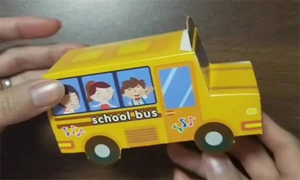 怎么做校车玩具的方法 牛奶盒鸡蛋托制作校车